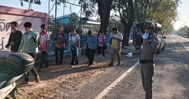 อำนวยความสะดวกการจราจรหน้าโรงเรียน